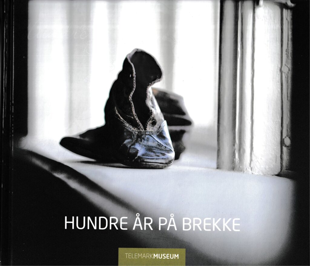Omslag: Hundre år på Brekke