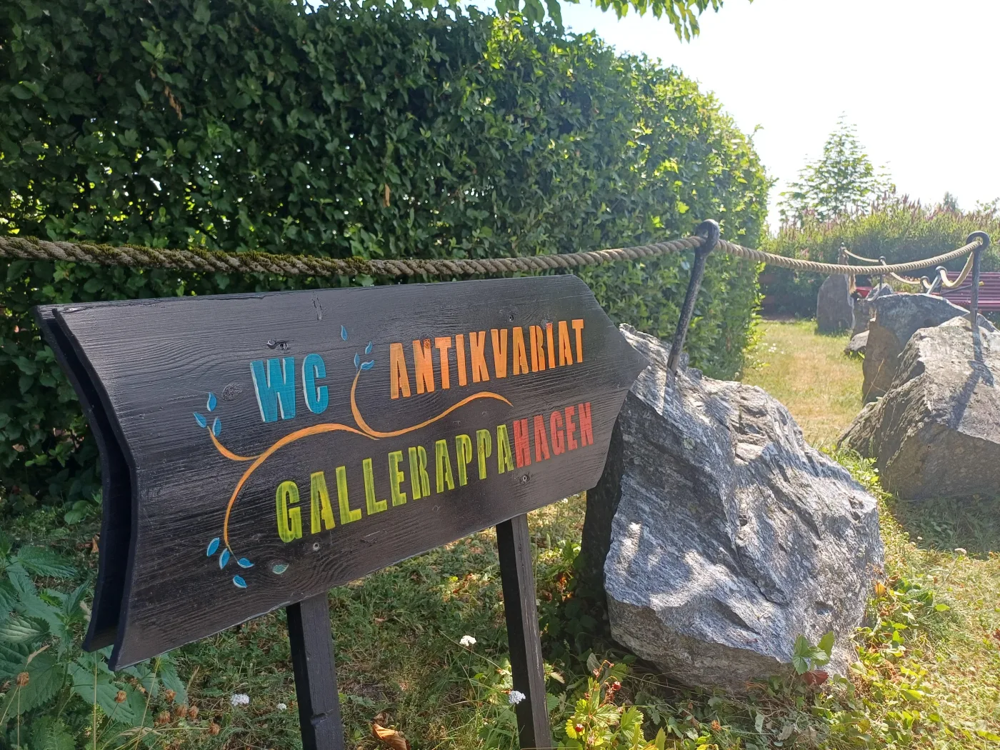 Skilt mot antikvariatet og galleriet